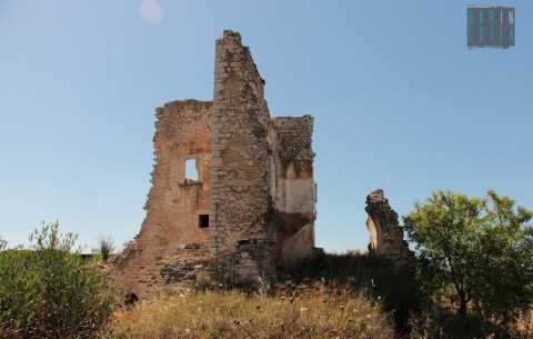 Molfetta, tra i capannoni della zona industriale svetta una torre dell'XI secolo